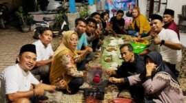 Pengurus Daerah (PD) IWO Pamekasan pesta sate usai penyaluran daging qurban kepada masyarakat. (ISTIMEWA)