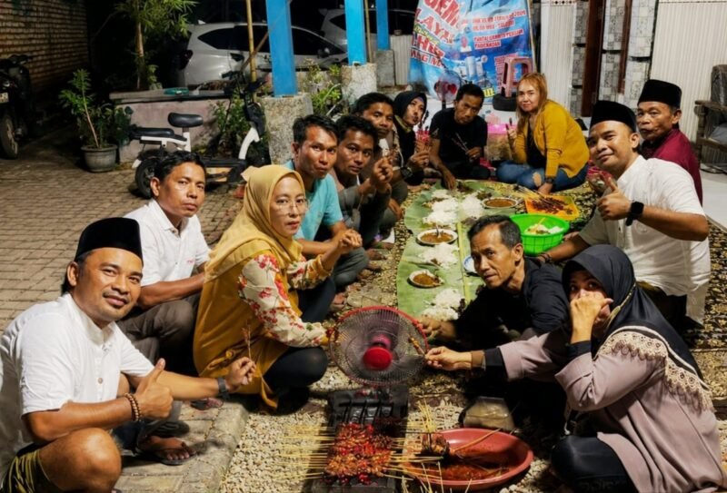 Pengurus Daerah (PD) IWO Pamekasan pesta sate usai penyaluran daging qurban kepada masyarakat. (ISTIMEWA)