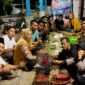 Pengurus Daerah (PD) IWO Pamekasan pesta sate usai penyaluran daging qurban kepada masyarakat. (ISTIMEWA)