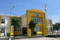 Aparat kepolisian saat sedang berjalan di halaman kantor polres Pamekasan. (MOH. IQBALUL KHAVEI MZ / KLIKMADURA)