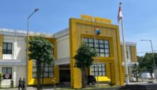 Aparat kepolisian saat sedang berjalan di halaman kantor polres Pamekasan. (MOH. IQBALUL KHAVEI MZ / KLIKMADURA)