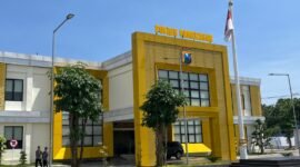 Aparat kepolisian saat sedang berjalan di halaman kantor polres Pamekasan. (MOH. IQBALUL KHAVEI MZ / KLIKMADURA)