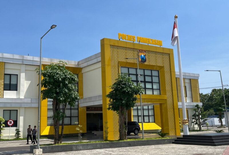 Aparat kepolisian saat sedang berjalan di halaman kantor polres Pamekasan. (MOH. IQBALUL KHAVEI MZ / KLIKMADURA)