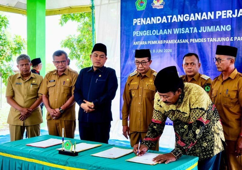Ketua Paguyuban Mataram, Muzakki Saat Menandatangani Perjanjian Kerja Sama (PKS) dengan Pemerintah Kabupaten Pamekasan, Senin (8/6/2026).