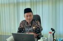 Kepala Kemenhaj Pamekasan, Abdul Halim saat diwawancarai di ruang kerjanya. (MOH. IQBALUL KHAVEI MZ / KLIKMADURA)
