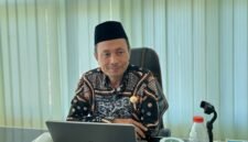 Kepala Kemenhaj Pamekasan, Abdul Halim saat diwawancarai di ruang kerjanya. (MOH. IQBALUL KHAVEI MZ / KLIKMADURA)
