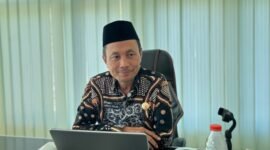 Kepala Kemenhaj Pamekasan, Abdul Halim saat diwawancarai di ruang kerjanya. (MOH. IQBALUL KHAVEI MZ / KLIKMADURA)