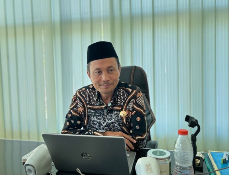 Kepala Kemenhaj Pamekasan, Abdul Halim saat diwawancarai di ruang kerjanya. (MOH. IQBALUL KHAVEI MZ / KLIKMADURA)