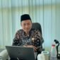 Kepala Kemenhaj Pamekasan, Abdul Halim saat diwawancarai di ruang kerjanya. (MOH. IQBALUL KHAVEI MZ / KLIKMADURA)