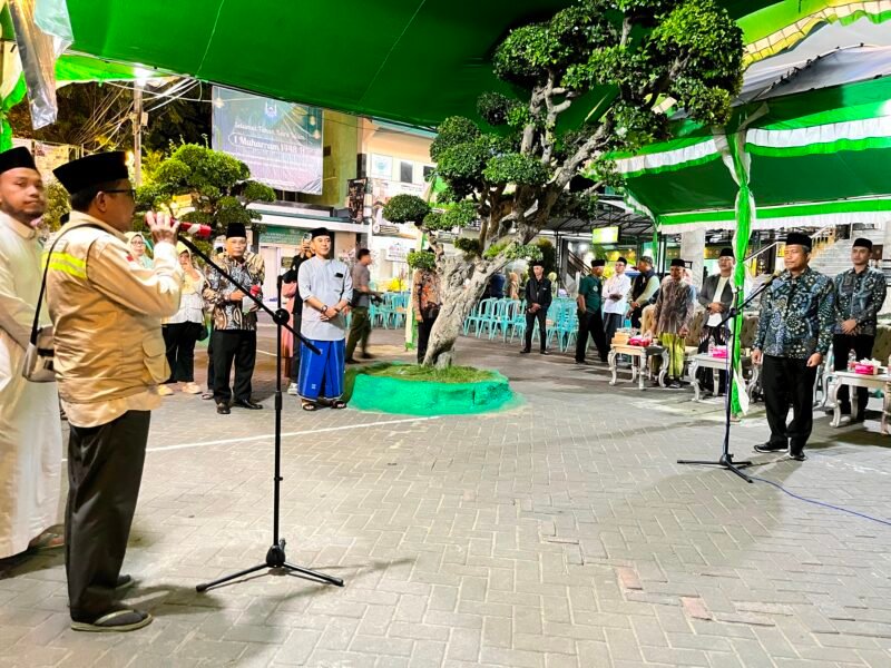 Sekda Kabupaten Pamekasan Taufikurrahman menyambut kepulangan jamaah haji Kabupaten Pamekasan (LAILIYATUN NURIYAH/KLIK MADURA).  