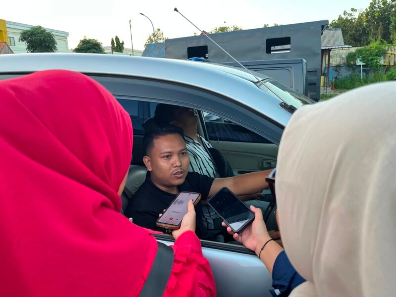 Penasihat hukum Arofatin Nisa', Setyawan diwawancara sejumlah awak media usai pemeriksaan di Satreskrim Polres Pamekasan (LAILIYATUN NURIYAH/KLIK MADURA).