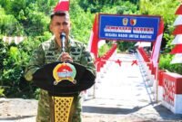Komandan Kodim 0826/Pamekasan Letkol Kav Agus Wibowo Hendratmoko saat meresmikan Jembatan Garuda. (KLIKMADURA)