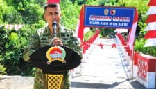 Komandan Kodim 0826/Pamekasan Letkol Kav Agus Wibowo Hendratmoko saat meresmikan Jembatan Garuda. (KLIKMADURA)