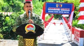 Komandan Kodim 0826/Pamekasan Letkol Kav Agus Wibowo Hendratmoko saat meresmikan Jembatan Garuda. (KLIKMADURA)