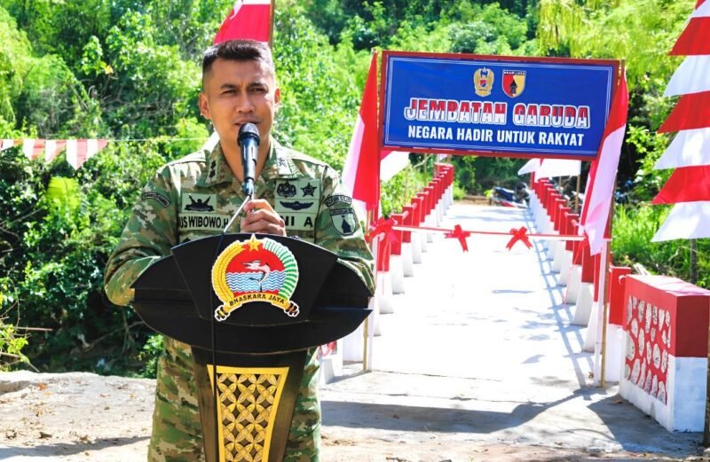 Komandan Kodim 0826/Pamekasan Letkol Kav Agus Wibowo Hendratmoko saat meresmikan Jembatan Garuda. (KLIKMADURA)