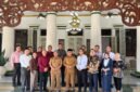 Bupati Pamekasan, KH. Kholilurrahman didampingi Sekertaris daerah, foto bersama dengan kepala cabang perbankan di wilayah Kabupaten Pamekasan. Senin (29/6/2026).