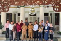 Bupati Pamekasan, KH. Kholilurrahman didampingi Sekertaris daerah, foto bersama dengan kepala cabang perbankan di wilayah Kabupaten Pamekasan. Senin (29/6/2026).