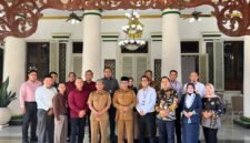 Bupati Pamekasan, KH. Kholilurrahman didampingi Sekertaris daerah, foto bersama dengan kepala cabang perbankan di wilayah Kabupaten Pamekasan. Senin (29/6/2026).