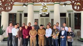 Bupati Pamekasan, KH. Kholilurrahman didampingi Sekertaris daerah, foto bersama dengan kepala cabang perbankan di wilayah Kabupaten Pamekasan. Senin (29/6/2026).