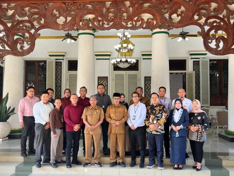 Bupati Pamekasan, KH. Kholilurrahman didampingi Sekertaris daerah, foto bersama dengan kepala cabang perbankan di wilayah Kabupaten Pamekasan. Senin (29/6/2026).