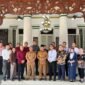 Bupati Pamekasan, KH. Kholilurrahman didampingi Sekertaris daerah, foto bersama dengan kepala cabang perbankan di wilayah Kabupaten Pamekasan. Senin (29/6/2026).