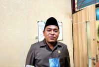 Ketua DPRD Pamekasan, H. Ali Masykur saat diwawancarai awak media.