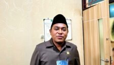 Ketua DPRD Pamekasan, H. Ali Masykur saat diwawancarai awak media.