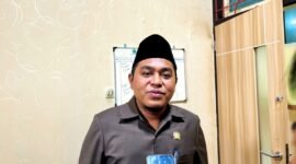 Ketua DPRD Pamekasan, H. Ali Masykur saat diwawancarai awak media.