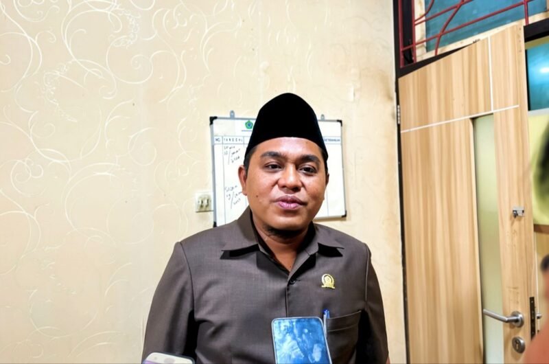 Ketua DPRD Pamekasan, H. Ali Masykur saat diwawancarai awak media.