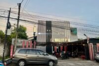 Suasana halaman tempat kebugaran tubuh Master Gym di Jalan Raya Nyalaran Jelbutan No. 178, Ombul, Lawangan Daya, Kecamatan Pademawu. (DOK. KLIKMADURA)