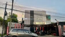 Suasana halaman tempat kebugaran tubuh Master Gym di Jalan Raya Nyalaran Jelbutan No. 178, Ombul, Lawangan Daya, Kecamatan Pademawu. (DOK. KLIKMADURA)