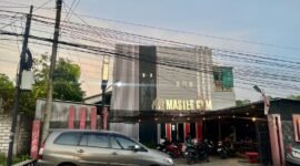 Suasana halaman tempat kebugaran tubuh Master Gym di Jalan Raya Nyalaran Jelbutan No. 178, Ombul, Lawangan Daya, Kecamatan Pademawu. (DOK. KLIKMADURA)