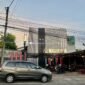 Suasana halaman tempat kebugaran tubuh Master Gym di Jalan Raya Nyalaran Jelbutan No. 178, Ombul, Lawangan Daya, Kecamatan Pademawu. (DOK. KLIKMADURA)