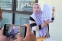 Ahli waris lahan di Yayasan Madrasah Ibtidaiyah dan TK Aisyiyah Bustanul Athfal 4 Pamekasan Siti Nurul Aini Siska menunjukkan beberapa dokumen kepemilikan lahan (LAILIYATUN NURIYAH/KLIK MADURA).