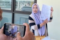 Ahli waris lahan di Yayasan Madrasah Ibtidaiyah dan TK Aisyiyah Bustanul Athfal 4 Pamekasan Siti Nurul Aini Siska menunjukkan beberapa dokumen kepemilikan lahan (LAILIYATUN NURIYAH/KLIK MADURA).