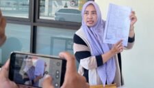 Ahli waris lahan di Yayasan Madrasah Ibtidaiyah dan TK Aisyiyah Bustanul Athfal 4 Pamekasan Siti Nurul Aini Siska menunjukkan beberapa dokumen kepemilikan lahan (LAILIYATUN NURIYAH/KLIK MADURA).