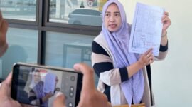 Ahli waris lahan di Yayasan Madrasah Ibtidaiyah dan TK Aisyiyah Bustanul Athfal 4 Pamekasan Siti Nurul Aini Siska menunjukkan beberapa dokumen kepemilikan lahan (LAILIYATUN NURIYAH/KLIK MADURA).