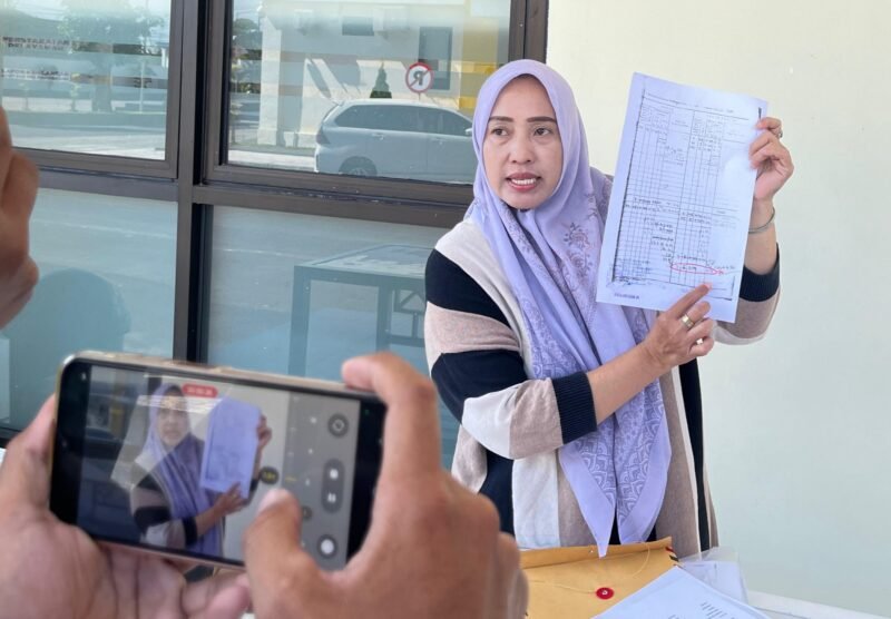 Ahli waris lahan di Yayasan Madrasah Ibtidaiyah dan TK Aisyiyah Bustanul Athfal 4 Pamekasan Siti Nurul Aini Siska menunjukkan beberapa dokumen kepemilikan lahan (LAILIYATUN NURIYAH/KLIK MADURA).