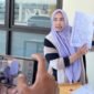 Ahli waris lahan di Yayasan Madrasah Ibtidaiyah dan TK Aisyiyah Bustanul Athfal 4 Pamekasan Siti Nurul Aini Siska menunjukkan beberapa dokumen kepemilikan lahan (LAILIYATUN NURIYAH/KLIK MADURA).