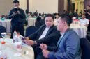 Prof. Achsanul Qosasi berbincang dengan Pemred Klik Madura, Prengki Wirananda dalam sebuah kegiatan. (DOK. KLIKMADURA)
