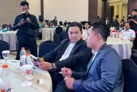 Prof. Achsanul Qosasi berbincang dengan Pemred Klik Madura, Prengki Wirananda dalam sebuah kegiatan. (DOK. KLIKMADURA)