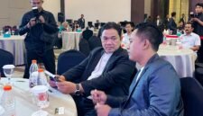 Prof. Achsanul Qosasi berbincang dengan Pemred Klik Madura, Prengki Wirananda dalam sebuah kegiatan. (DOK. KLIKMADURA)