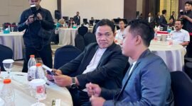 Prof. Achsanul Qosasi berbincang dengan Pemred Klik Madura, Prengki Wirananda dalam sebuah kegiatan. (DOK. KLIKMADURA)