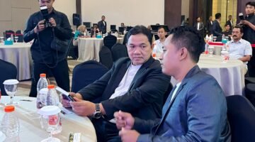Prof. Achsanul Qosasi berbincang dengan Pemred Klik Madura, Prengki Wirananda dalam sebuah kegiatan. (DOK. KLIKMADURA)