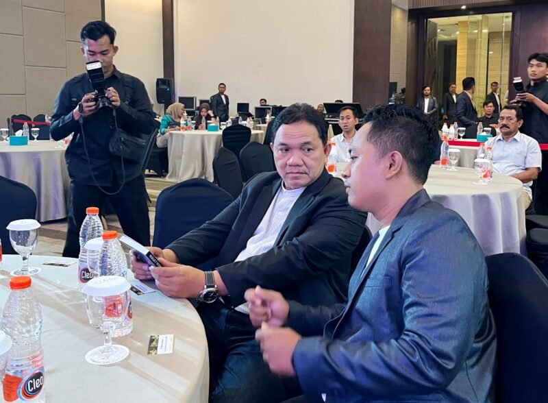 Prof. Achsanul Qosasi berbincang dengan Pemred Klik Madura, Prengki Wirananda dalam sebuah kegiatan. (DOK. KLIKMADURA)