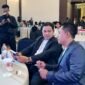 Prof. Achsanul Qosasi berbincang dengan Pemred Klik Madura, Prengki Wirananda dalam sebuah kegiatan. (DOK. KLIKMADURA)