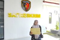 Ahli waris atas nama Siti Nurul Aini Siska usai mengadukan dugaan penyerobotan tanah ke Satreskrim Polre Pamekasa. (LAILIYATUN NURIYAH / KLIKMADURA) 