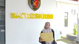 Ahli waris atas nama Siti Nurul Aini Siska usai mengadukan dugaan penyerobotan tanah ke Satreskrim Polre Pamekasa. (LAILIYATUN NURIYAH / KLIKMADURA) 