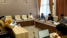 Suasana ruang rapat Komisi IV DPRD Pamekasan saat rapat bersama Bagian Kesra Setkab Pamekasan. (ISTIMEWA)