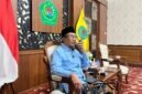 Bupati Pamekasan, KH. Kholilurrahman saat melakukan sambungan telpon dengan Koordinator BGN wilayah Pamekasan, Hariyanto Rahmansyah Tri Arif. (DOK. KLIKMADURA)